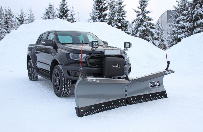 Pickup con SnowStriker V-plow en camino nevado